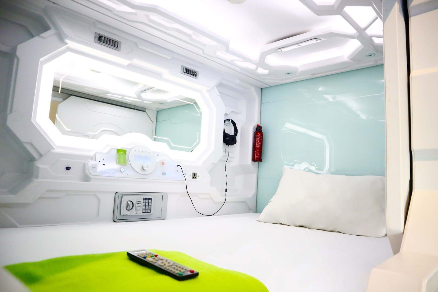 Whiz Capsule Hotel Thamrin ג'קרטה מראה חיצוני תמונה