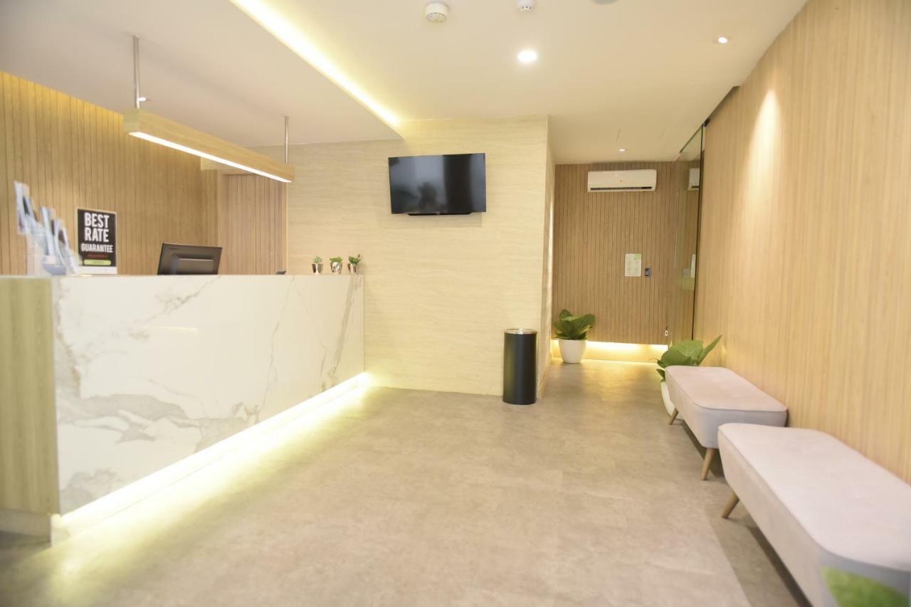 Whiz Capsule Hotel Thamrin ג'קרטה מראה חיצוני תמונה