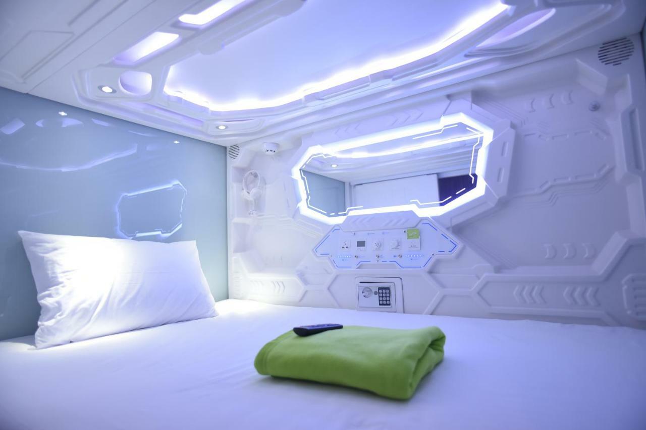 Whiz Capsule Hotel Thamrin ג'קרטה מראה חיצוני תמונה