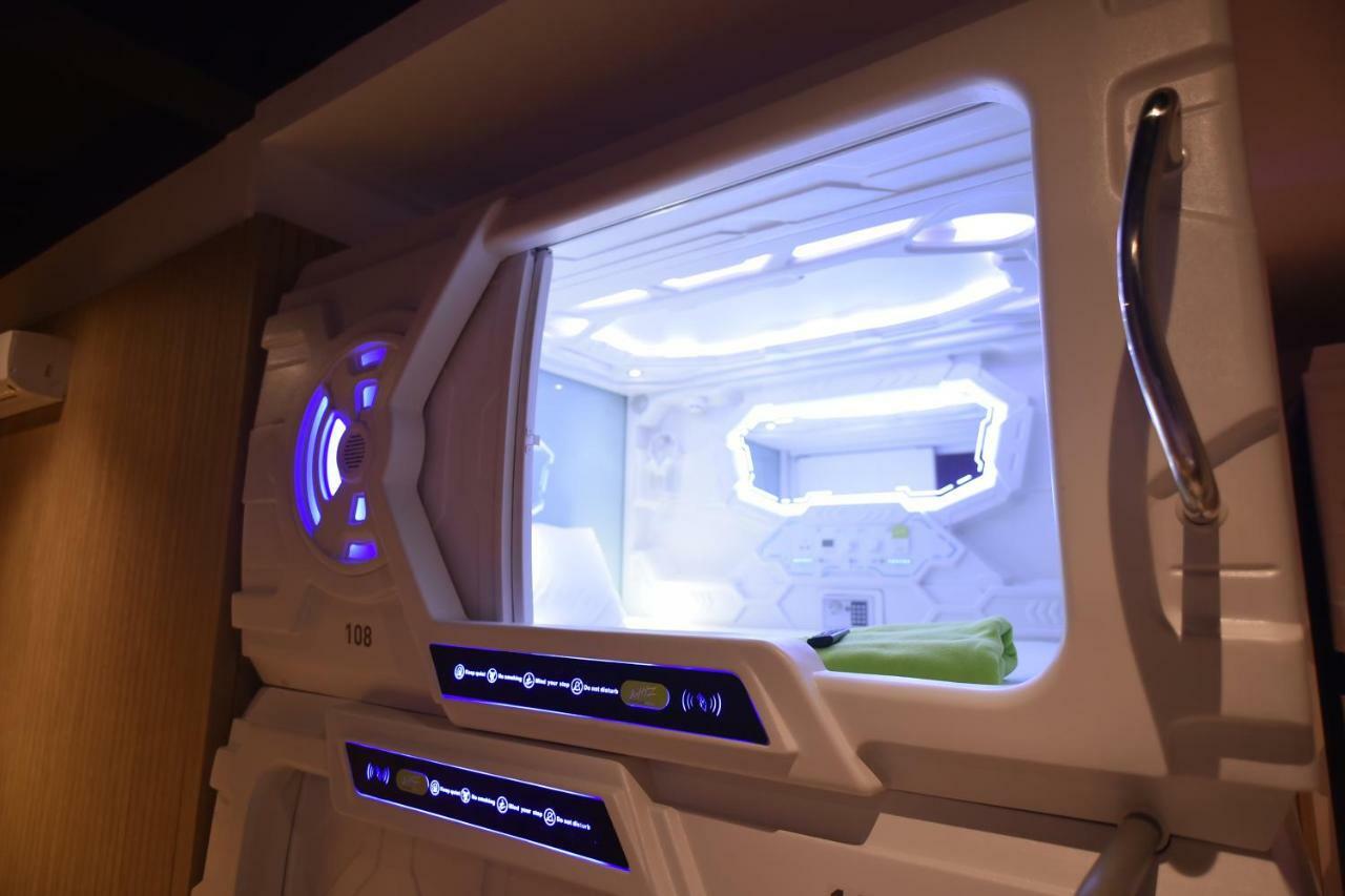 Whiz Capsule Hotel Thamrin ג'קרטה מראה חיצוני תמונה