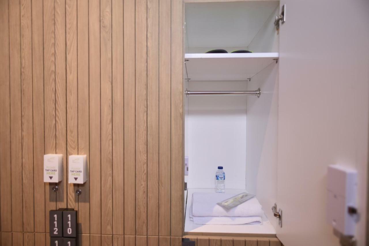 Whiz Capsule Hotel Thamrin ג'קרטה מראה חיצוני תמונה